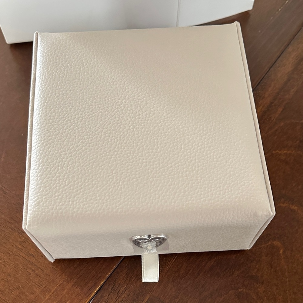 Chic Cream Brighton Jewelry Organizer with Heart Design - Picture 5 of 7